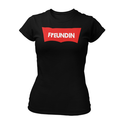 Damen T-Shirt "Label Freundin" in schlichtem Design mit großem Aufdruck „Freundin“ auf der Brust. Dieses taillierte Shirt mit Rundkragen ist in angesagten Farben erhältlich und lässt sich perfekt mit den Shirts „Label Braut“ und „Label Trauzeugin“ kombinieren. Ein modernes, günstiges JGA-Shirt für einen unvergesslichen Frauen-Junggesellenabschied.