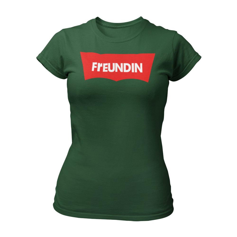 Damen T-Shirt "Label Freundin" in schlichtem Design mit großem Aufdruck „Freundin“ auf der Brust. Dieses taillierte Shirt mit Rundkragen ist in angesagten Farben erhältlich und lässt sich perfekt mit den Shirts „Label Braut“ und „Label Trauzeugin“ kombinieren. Ein modernes, günstiges JGA-Shirt für einen unvergesslichen Frauen-Junggesellenabschied.