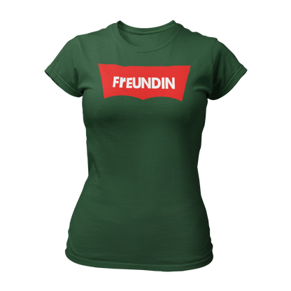 Damen T-Shirt "Label Freundin" in schlichtem Design mit großem Aufdruck „Freundin“ auf der Brust. Dieses taillierte Shirt mit Rundkragen ist in angesagten Farben erhältlich und lässt sich perfekt mit den Shirts „Label Braut“ und „Label Trauzeugin“ kombinieren. Ein modernes, günstiges JGA-Shirt für einen unvergesslichen Frauen-Junggesellenabschied.