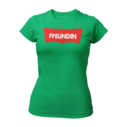 Damen T-Shirt "Label Freundin" in schlichtem Design mit großem Aufdruck „Freundin“ auf der Brust. Dieses taillierte Shirt mit Rundkragen ist in angesagten Farben erhältlich und lässt sich perfekt mit den Shirts „Label Braut“ und „Label Trauzeugin“ kombinieren. Ein modernes, günstiges JGA-Shirt für einen unvergesslichen Frauen-Junggesellenabschied.