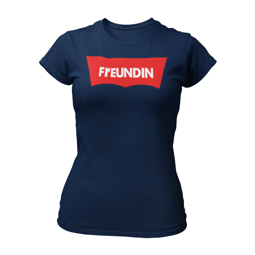 Damen T-Shirt "Label Freundin" in schlichtem Design mit großem Aufdruck „Freundin“ auf der Brust. Dieses taillierte Shirt mit Rundkragen ist in angesagten Farben erhältlich und lässt sich perfekt mit den Shirts „Label Braut“ und „Label Trauzeugin“ kombinieren. Ein modernes, günstiges JGA-Shirt für einen unvergesslichen Frauen-Junggesellenabschied.