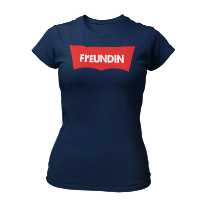 Damen T-Shirt "Label Freundin" in schlichtem Design mit großem Aufdruck „Freundin“ auf der Brust. Dieses taillierte Shirt mit Rundkragen ist in angesagten Farben erhältlich und lässt sich perfekt mit den Shirts „Label Braut“ und „Label Trauzeugin“ kombinieren. Ein modernes, günstiges JGA-Shirt für einen unvergesslichen Frauen-Junggesellenabschied.