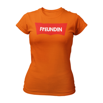 Damen T-Shirt "Label Freundin" in schlichtem Design mit großem Aufdruck „Freundin“ auf der Brust. Dieses taillierte Shirt mit Rundkragen ist in angesagten Farben erhältlich und lässt sich perfekt mit den Shirts „Label Braut“ und „Label Trauzeugin“ kombinieren. Ein modernes, günstiges JGA-Shirt für einen unvergesslichen Frauen-Junggesellenabschied.