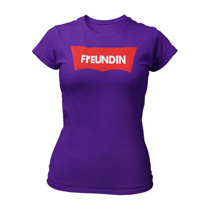 Damen T-Shirt "Label Freundin" in schlichtem Design mit großem Aufdruck „Freundin“ auf der Brust. Dieses taillierte Shirt mit Rundkragen ist in angesagten Farben erhältlich und lässt sich perfekt mit den Shirts „Label Braut“ und „Label Trauzeugin“ kombinieren. Ein modernes, günstiges JGA-Shirt für einen unvergesslichen Frauen-Junggesellenabschied.