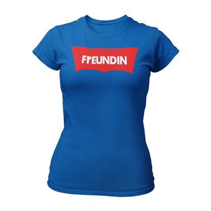 Damen T-Shirt "Label Freundin" in schlichtem Design mit großem Aufdruck „Freundin“ auf der Brust. Dieses taillierte Shirt mit Rundkragen ist in angesagten Farben erhältlich und lässt sich perfekt mit den Shirts „Label Braut“ und „Label Trauzeugin“ kombinieren. Ein modernes, günstiges JGA-Shirt für einen unvergesslichen Frauen-Junggesellenabschied.