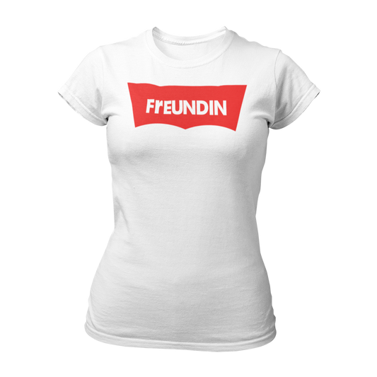 Damen T-Shirt "Label Freundin" in schlichtem Design mit großem Aufdruck „Freundin“ auf der Brust. Dieses taillierte Shirt mit Rundkragen ist in angesagten Farben erhältlich und lässt sich perfekt mit den Shirts „Label Braut“ und „Label Trauzeugin“ kombinieren. Ein modernes, günstiges JGA-Shirt für einen unvergesslichen Frauen-Junggesellenabschied.