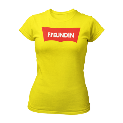 Damen T-Shirt "Label Freundin" in schlichtem Design mit großem Aufdruck „Freundin“ auf der Brust. Dieses taillierte Shirt mit Rundkragen ist in angesagten Farben erhältlich und lässt sich perfekt mit den Shirts „Label Braut“ und „Label Trauzeugin“ kombinieren. Ein modernes, günstiges JGA-Shirt für einen unvergesslichen Frauen-Junggesellenabschied.