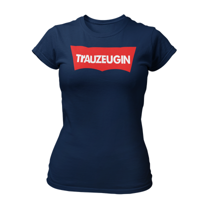 Damen T-Shirt mit einem knalligen roten Logo und dem Schriftzug 'Trauzeugin' in weißer Schrift. Dieses Shirt ist für die zweitwichtigste Person beim Junggesellenabschied gedacht, die hinter den Kulissen die Fäden zieht. Das Design betont die Rolle der Trauzeugin und bietet eine angenehme Passform und Hautfreundlichkeit. Kombinierbar mit den Shirts 'Label Braut' und 'Label Freundin', preiswert und von hoher Qualität