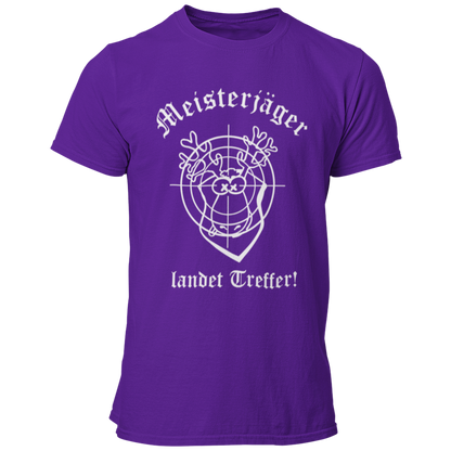 Das JGA T-Shirt "Meisterjäger" mit der Aufschrift „Meisterjäger landet Treffer“ feiert humorvoll den bevorstehenden Ehe-Start des Junggesellen. Ein bunter Elch mit Zielscheibe symbolisiert seinen Erfolg in der „Jagd“ nach der großen Liebe. Dieses witzige Shirt ist ein toller Begleiter für den Junggesellenabschied, kombiniert Spaß und Charme ohne aufdringlich zu sein