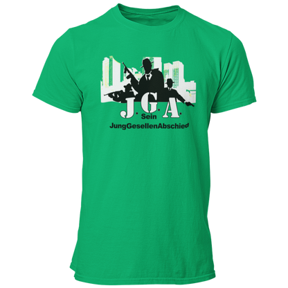 Das JGA T-Shirt "Mafia Team" ist das perfekte Motiv für die Begleiter des Bräutigams auf seiner letzten großen Feier vor der Hochzeit. Mit dem passenden Bräutigam-Shirt „Mafia Bräutigam“ zeigt ihr im Mafia-Stil, dass ihr bereit seid, euren Freund zu beschützen. Das lässige Design mit Mafiosi vor einer Skyline ist in verschiedenen Farben erhältlich und lässt sich ideal mit JGA-Accessoires wie einem Mafia-Hut kombinieren.