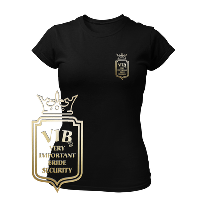 JGA T-Shirt 'V.I.B.s Very Important Bride Security' für Frauen, mit einem dezenten Wappen im Goldeffekt auf der Brust, das stilvoll auf dem Herzen platziert ist. Das schicke und schlichte Design ist in sechs reduzierten Farben erhältlich und lässt sich gut mit weiteren JGA-Produkten kombinieren. Perfekt, um die Braut als wichtigste Person zu feiern und als ihre Security aufzutreten.