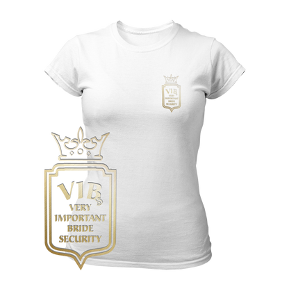 JGA T-Shirt 'V.I.B.s Very Important Bride Security' für Frauen, mit einem dezenten Wappen im Goldeffekt auf der Brust, das stilvoll auf dem Herzen platziert ist. Das schicke und schlichte Design ist in sechs reduzierten Farben erhältlich und lässt sich gut mit weiteren JGA-Produkten kombinieren. Perfekt, um die Braut als wichtigste Person zu feiern und als ihre Security aufzutreten.