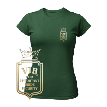 JGA T-Shirt 'V.I.B.s Very Important Bride Security' für Frauen, mit einem dezenten Wappen im Goldeffekt auf der Brust, das stilvoll auf dem Herzen platziert ist. Das schicke und schlichte Design ist in sechs reduzierten Farben erhältlich und lässt sich gut mit weiteren JGA-Produkten kombinieren. Perfekt, um die Braut als wichtigste Person zu feiern und als ihre Security aufzutreten.