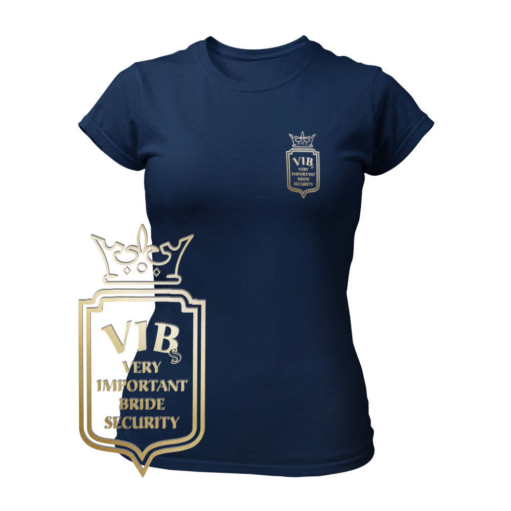 JGA T-Shirt 'V.I.B.s Very Important Bride Security' für Frauen, mit einem dezenten Wappen im Goldeffekt auf der Brust, das stilvoll auf dem Herzen platziert ist. Das schicke und schlichte Design ist in sechs reduzierten Farben erhältlich und lässt sich gut mit weiteren JGA-Produkten kombinieren. Perfekt, um die Braut als wichtigste Person zu feiern und als ihre Security aufzutreten.