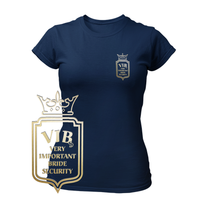 JGA T-Shirt 'V.I.B.s Very Important Bride Security' für Frauen, mit einem dezenten Wappen im Goldeffekt auf der Brust, das stilvoll auf dem Herzen platziert ist. Das schicke und schlichte Design ist in sechs reduzierten Farben erhältlich und lässt sich gut mit weiteren JGA-Produkten kombinieren. Perfekt, um die Braut als wichtigste Person zu feiern und als ihre Security aufzutreten.