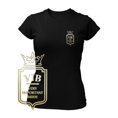 JGA T-Shirt "V.I.B. Very Important Bride" für Frauen mit einem dezenten Wappen im Goldeffekt als Brustlogo. Das schicke und schlichte Design betont die Rolle der Braut als wichtigste Person beim Junggesellenabschied. Erhältlich in sechs Farben, lässt sich das Shirt ideal mit anderen JGA-Produkten und Accessoires kombinieren, wie dem passenden Hut oder der Krawatte.