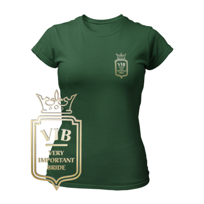 JGA T-Shirt "V.I.B. Very Important Bride" für Frauen mit einem dezenten Wappen im Goldeffekt als Brustlogo. Das schicke und schlichte Design betont die Rolle der Braut als wichtigste Person beim Junggesellenabschied. Erhältlich in sechs Farben, lässt sich das Shirt ideal mit anderen JGA-Produkten und Accessoires kombinieren, wie dem passenden Hut oder der Krawatte.