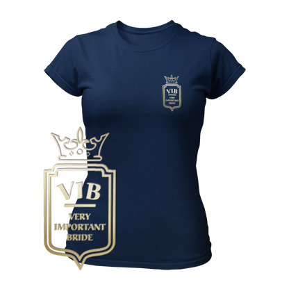 JGA T-Shirt "V.I.B. Very Important Bride" für Frauen mit einem dezenten Wappen im Goldeffekt als Brustlogo. Das schicke und schlichte Design betont die Rolle der Braut als wichtigste Person beim Junggesellenabschied. Erhältlich in sechs Farben, lässt sich das Shirt ideal mit anderen JGA-Produkten und Accessoires kombinieren, wie dem passenden Hut oder der Krawatte.