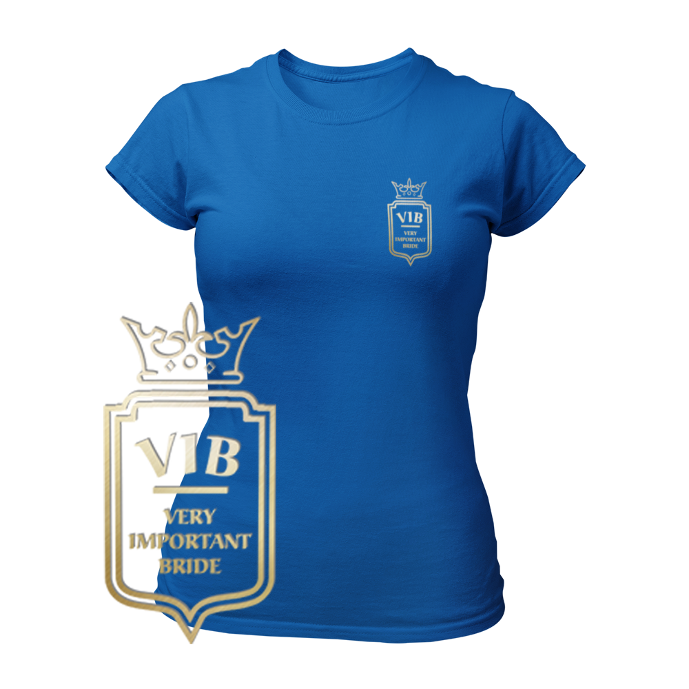 JGA T-Shirt "V.I.B. Very Important Bride" für Frauen mit einem dezenten Wappen im Goldeffekt als Brustlogo. Das schicke und schlichte Design betont die Rolle der Braut als wichtigste Person beim Junggesellenabschied. Erhältlich in sechs Farben, lässt sich das Shirt ideal mit anderen JGA-Produkten und Accessoires kombinieren, wie dem passenden Hut oder der Krawatte.