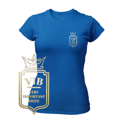 JGA T-Shirt "V.I.B. Very Important Bride" für Frauen mit einem dezenten Wappen im Goldeffekt als Brustlogo. Das schicke und schlichte Design betont die Rolle der Braut als wichtigste Person beim Junggesellenabschied. Erhältlich in sechs Farben, lässt sich das Shirt ideal mit anderen JGA-Produkten und Accessoires kombinieren, wie dem passenden Hut oder der Krawatte.