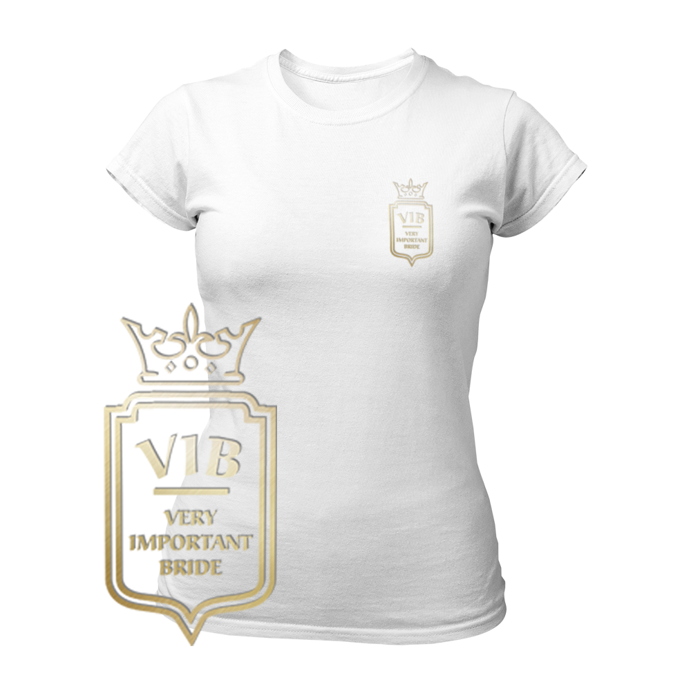 JGA T-Shirt "V.I.B. Very Important Bride" für Frauen mit einem dezenten Wappen im Goldeffekt als Brustlogo. Das schicke und schlichte Design betont die Rolle der Braut als wichtigste Person beim Junggesellenabschied. Erhältlich in sechs Farben, lässt sich das Shirt ideal mit anderen JGA-Produkten und Accessoires kombinieren, wie dem passenden Hut oder der Krawatte.