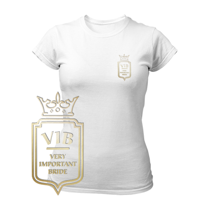 JGA T-Shirt "V.I.B. Very Important Bride" für Frauen mit einem dezenten Wappen im Goldeffekt als Brustlogo. Das schicke und schlichte Design betont die Rolle der Braut als wichtigste Person beim Junggesellenabschied. Erhältlich in sechs Farben, lässt sich das Shirt ideal mit anderen JGA-Produkten und Accessoires kombinieren, wie dem passenden Hut oder der Krawatte.