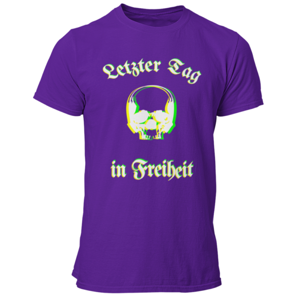 Das JGA T-Shirt "Letzter Tag…Skull" besticht durch ein cooles Design mit dem Schriftzug „Letzter Tag in Freiheit“, umrahmt von einem stilvollen Totenkopf. Die besondere Farbgebung sorgt für eine verschwommene Optik, die perfekt zum feuchtfröhlichen Anlass passt. Ideal für alle, die etwas Individuelleres suchen und ihren Junggesellenabschied gebührend feiern wollen!