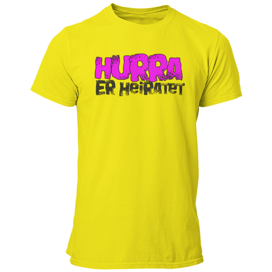 Das JGA T-Shirt „HURRA er heiratet“ ist ein echter Hingucker für alle, die den Junggesellenabschied gebührend feiern wollen! Mit dem knalligen, pinken Aufdruck „Hurra er heiratet“ sorgt es dafür, dass die JGA Crew nicht zu übersehen ist. Das gerade geschnittene Shirt mit Rundkragen bietet angenehmen Tragekomfort und lässt sich perfekt mit weiteren JGA-Accessoires wie Hüten oder Hosenträgern kombinieren.