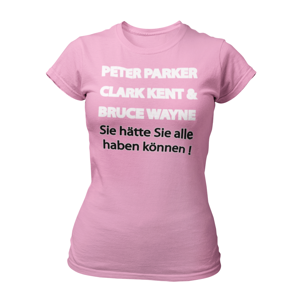 Damenshirt mit dem Schriftzug „Sie hätte sie alle“ und einer Superhelden-Checkliste in pink und weiß, ideal für Junggesellinnenabschiede. Das Shirt hat einen Taillenschnitt, einen runden Halsauschnitt und kurze Ärmel.