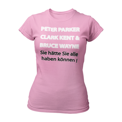 Damenshirt mit dem Schriftzug „Sie hätte sie alle“ und einer Superhelden-Checkliste in pink und weiß, ideal für Junggesellinnenabschiede. Das Shirt hat einen Taillenschnitt, einen runden Halsauschnitt und kurze Ärmel.