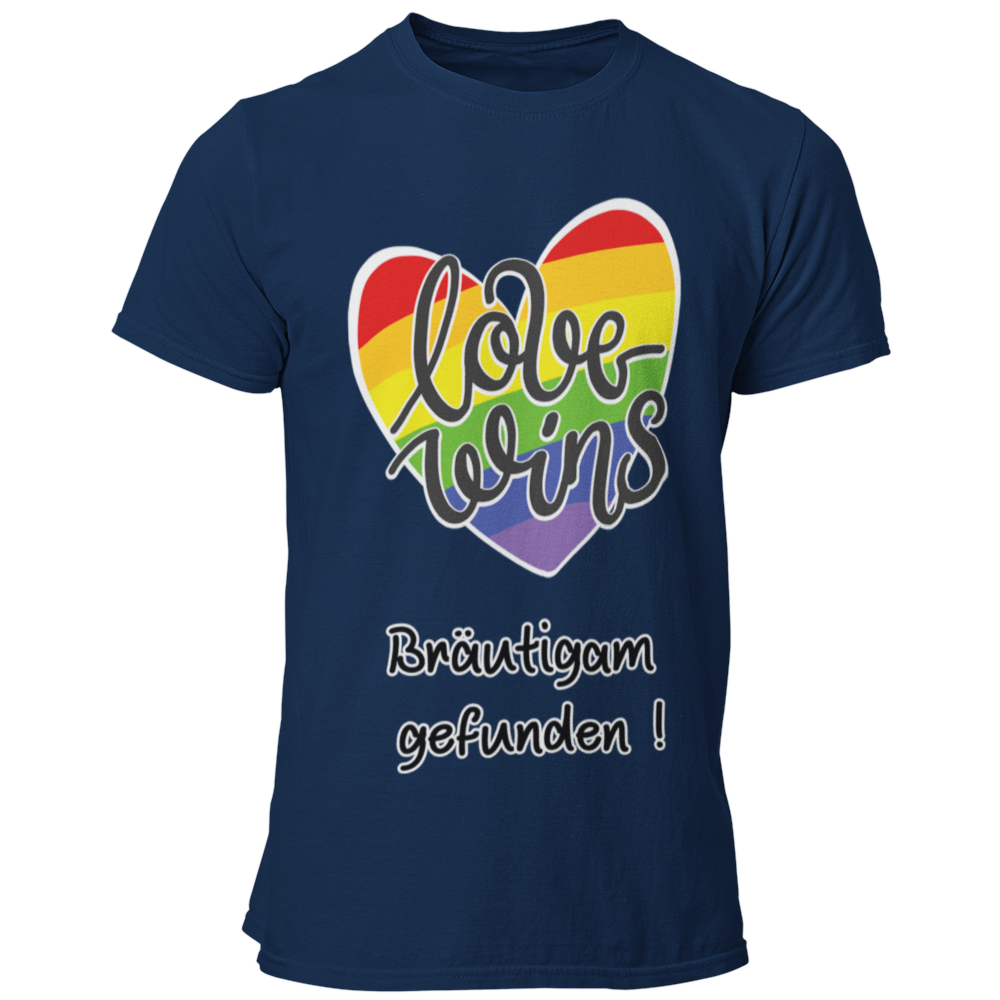  JGA-T-Shirt "Love wins" mit buntem Regenbogenherz und dem Schriftzug „Love wins – Bräutigam gefunden!“. Ideal für den schwulen Junggesellenabschied, um stolz auf die Liebe und die bevorstehende Hochzeit hinzuweisen. Erhältlich in verschiedenen Farben für einen festlichen Regenbogenlook.