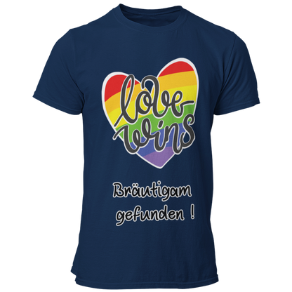  JGA-T-Shirt "Love wins" mit buntem Regenbogenherz und dem Schriftzug „Love wins – Bräutigam gefunden!“. Ideal für den schwulen Junggesellenabschied, um stolz auf die Liebe und die bevorstehende Hochzeit hinzuweisen. Erhältlich in verschiedenen Farben für einen festlichen Regenbogenlook.