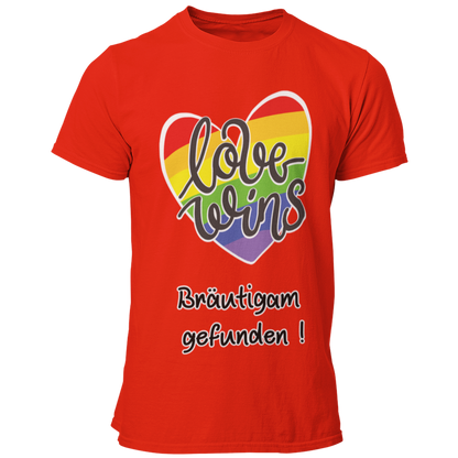  JGA-T-Shirt "Love wins" mit buntem Regenbogenherz und dem Schriftzug „Love wins – Bräutigam gefunden!“. Ideal für den schwulen Junggesellenabschied, um stolz auf die Liebe und die bevorstehende Hochzeit hinzuweisen. Erhältlich in verschiedenen Farben für einen festlichen Regenbogenlook.