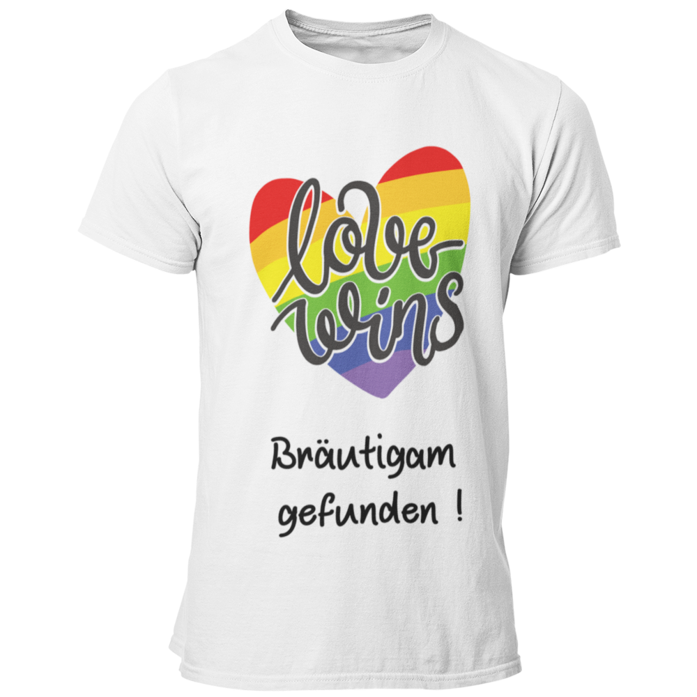  JGA-T-Shirt "Love wins" mit buntem Regenbogenherz und dem Schriftzug „Love wins – Bräutigam gefunden!“. Ideal für den schwulen Junggesellenabschied, um stolz auf die Liebe und die bevorstehende Hochzeit hinzuweisen. Erhältlich in verschiedenen Farben für einen festlichen Regenbogenlook.