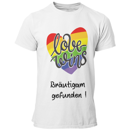  JGA-T-Shirt "Love wins" mit buntem Regenbogenherz und dem Schriftzug „Love wins – Bräutigam gefunden!“. Ideal für den schwulen Junggesellenabschied, um stolz auf die Liebe und die bevorstehende Hochzeit hinzuweisen. Erhältlich in verschiedenen Farben für einen festlichen Regenbogenlook.