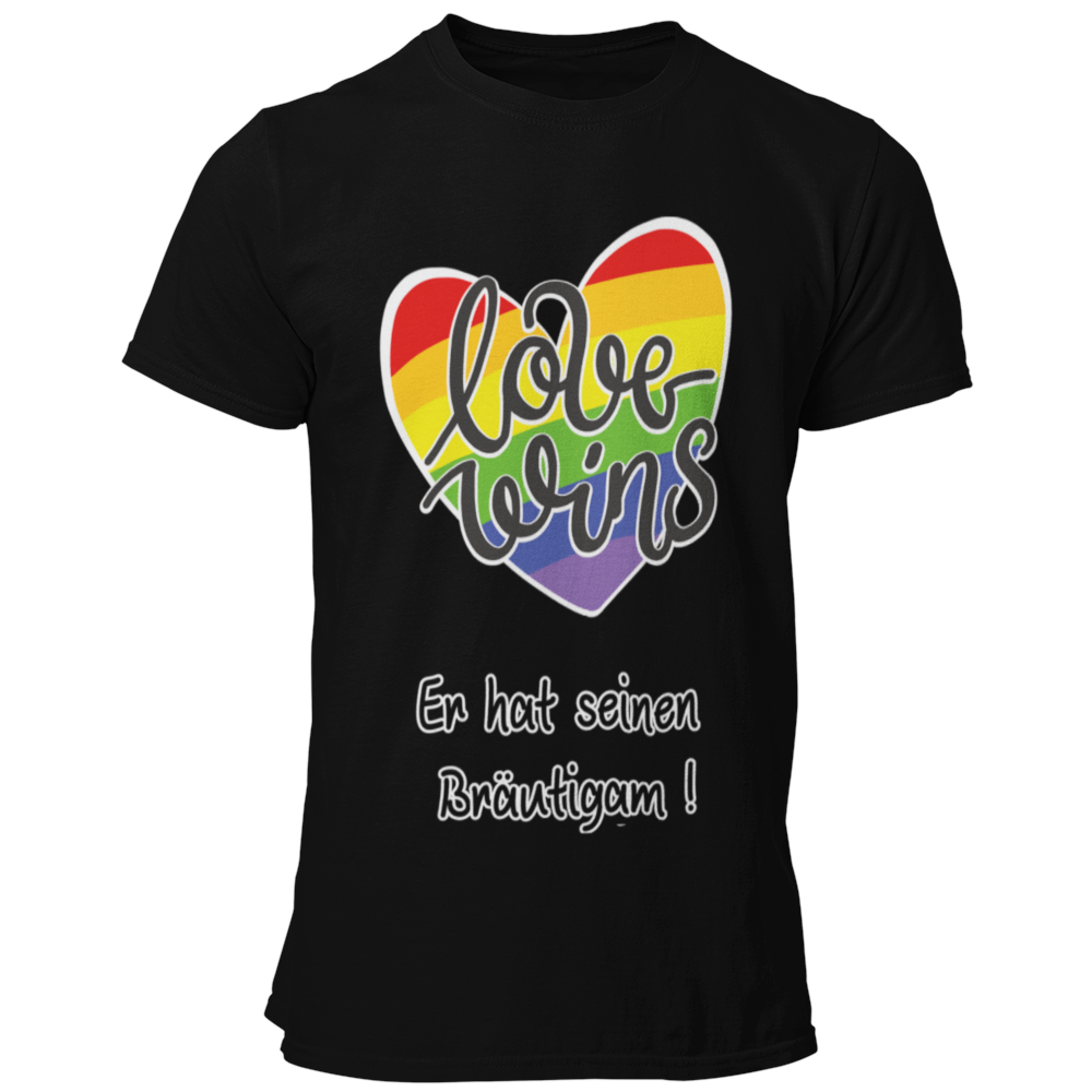 Das JGA T-Shirt "Love wins" mit einem bunten Regenbogenherz und dem Schriftzug „Er hat ihn gefunden“ feiert schwule Liebe. Es bietet angenehmen Tragekomfort und eine gute Passform, perfekt für die Feierlichkeiten. In verschiedenen Farben erhältlich, ist es ideal für einen farbenfrohen Junggesellenabschied.