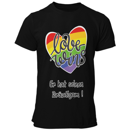 Das JGA T-Shirt "Love wins" mit einem bunten Regenbogenherz und dem Schriftzug „Er hat ihn gefunden“ feiert schwule Liebe. Es bietet angenehmen Tragekomfort und eine gute Passform, perfekt für die Feierlichkeiten. In verschiedenen Farben erhältlich, ist es ideal für einen farbenfrohen Junggesellenabschied.