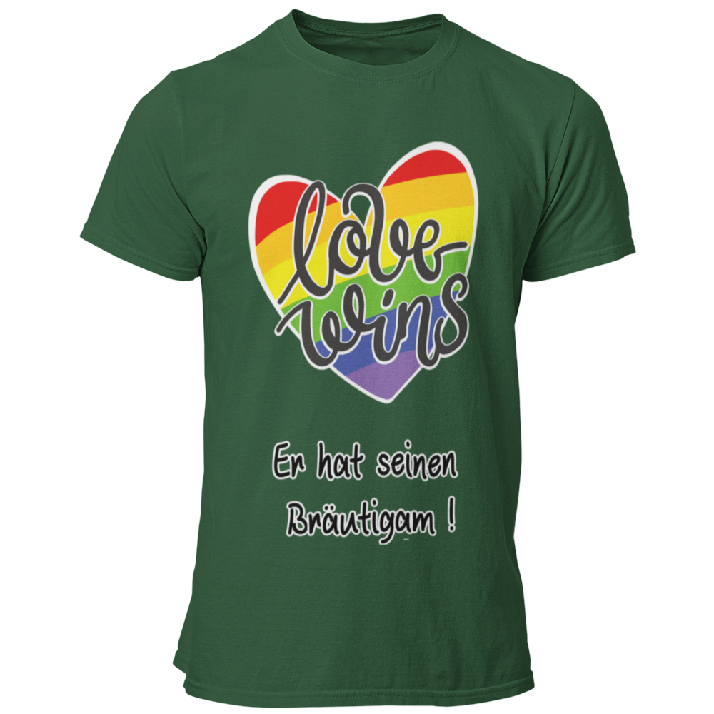 Das JGA T-Shirt "Love wins" mit einem bunten Regenbogenherz und dem Schriftzug „Er hat ihn gefunden“ feiert schwule Liebe. Es bietet angenehmen Tragekomfort und eine gute Passform, perfekt für die Feierlichkeiten. In verschiedenen Farben erhältlich, ist es ideal für einen farbenfrohen Junggesellenabschied.