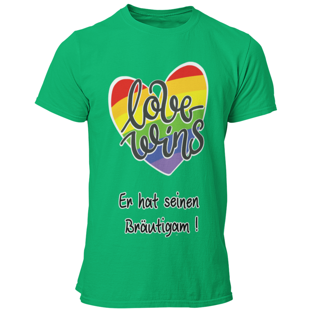 Das JGA T-Shirt "Love wins" mit einem bunten Regenbogenherz und dem Schriftzug „Er hat ihn gefunden“ feiert schwule Liebe. Es bietet angenehmen Tragekomfort und eine gute Passform, perfekt für die Feierlichkeiten. In verschiedenen Farben erhältlich, ist es ideal für einen farbenfrohen Junggesellenabschied.