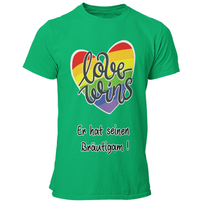 Das JGA T-Shirt "Love wins" mit einem bunten Regenbogenherz und dem Schriftzug „Er hat ihn gefunden“ feiert schwule Liebe. Es bietet angenehmen Tragekomfort und eine gute Passform, perfekt für die Feierlichkeiten. In verschiedenen Farben erhältlich, ist es ideal für einen farbenfrohen Junggesellenabschied.