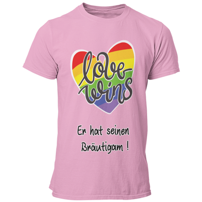 Das JGA T-Shirt "Love wins" mit einem bunten Regenbogenherz und dem Schriftzug „Er hat ihn gefunden“ feiert schwule Liebe. Es bietet angenehmen Tragekomfort und eine gute Passform, perfekt für die Feierlichkeiten. In verschiedenen Farben erhältlich, ist es ideal für einen farbenfrohen Junggesellenabschied.