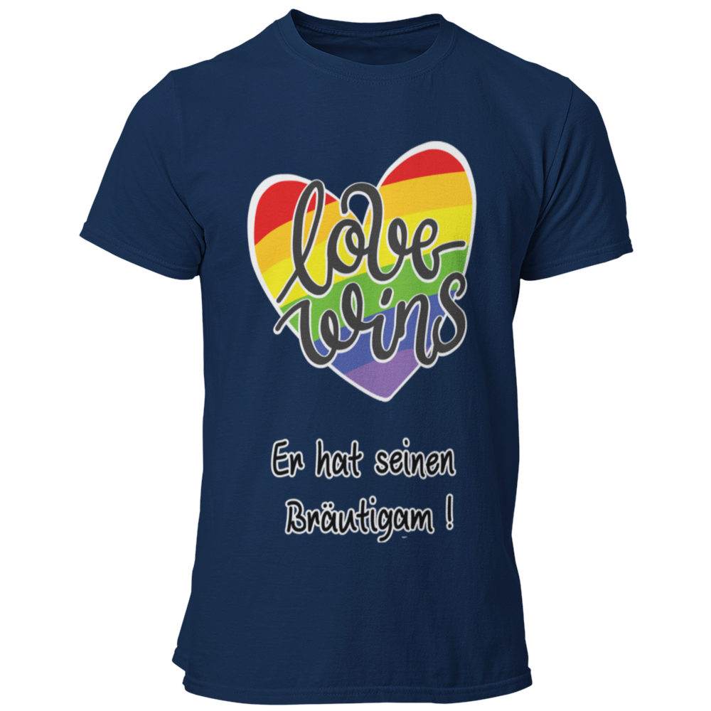 Das JGA T-Shirt "Love wins" mit einem bunten Regenbogenherz und dem Schriftzug „Er hat ihn gefunden“ feiert schwule Liebe. Es bietet angenehmen Tragekomfort und eine gute Passform, perfekt für die Feierlichkeiten. In verschiedenen Farben erhältlich, ist es ideal für einen farbenfrohen Junggesellenabschied.