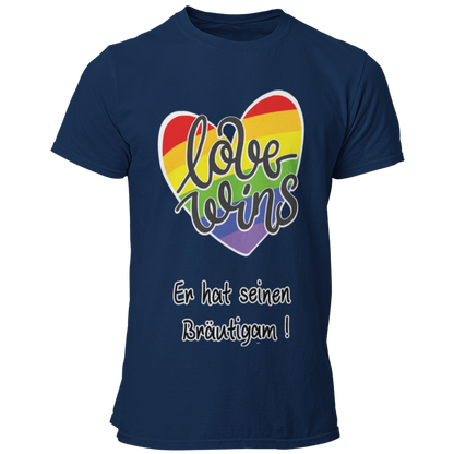 Das JGA T-Shirt "Love wins" mit einem bunten Regenbogenherz und dem Schriftzug „Er hat ihn gefunden“ feiert schwule Liebe. Es bietet angenehmen Tragekomfort und eine gute Passform, perfekt für die Feierlichkeiten. In verschiedenen Farben erhältlich, ist es ideal für einen farbenfrohen Junggesellenabschied.