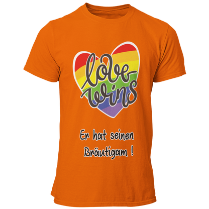 Das JGA T-Shirt "Love wins" mit einem bunten Regenbogenherz und dem Schriftzug „Er hat ihn gefunden“ feiert schwule Liebe. Es bietet angenehmen Tragekomfort und eine gute Passform, perfekt für die Feierlichkeiten. In verschiedenen Farben erhältlich, ist es ideal für einen farbenfrohen Junggesellenabschied.