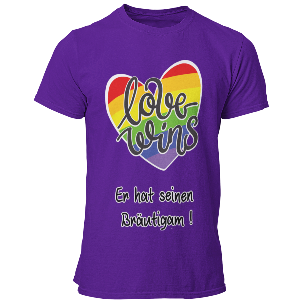 Das JGA T-Shirt "Love wins" mit einem bunten Regenbogenherz und dem Schriftzug „Er hat ihn gefunden“ feiert schwule Liebe. Es bietet angenehmen Tragekomfort und eine gute Passform, perfekt für die Feierlichkeiten. In verschiedenen Farben erhältlich, ist es ideal für einen farbenfrohen Junggesellenabschied.