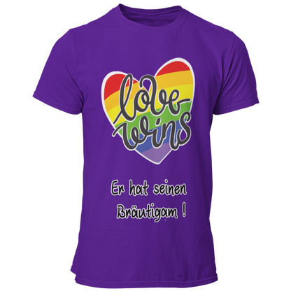 Das JGA T-Shirt "Love wins" mit einem bunten Regenbogenherz und dem Schriftzug „Er hat ihn gefunden“ feiert schwule Liebe. Es bietet angenehmen Tragekomfort und eine gute Passform, perfekt für die Feierlichkeiten. In verschiedenen Farben erhältlich, ist es ideal für einen farbenfrohen Junggesellenabschied.