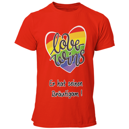 Das JGA T-Shirt "Love wins" mit einem bunten Regenbogenherz und dem Schriftzug „Er hat ihn gefunden“ feiert schwule Liebe. Es bietet angenehmen Tragekomfort und eine gute Passform, perfekt für die Feierlichkeiten. In verschiedenen Farben erhältlich, ist es ideal für einen farbenfrohen Junggesellenabschied.