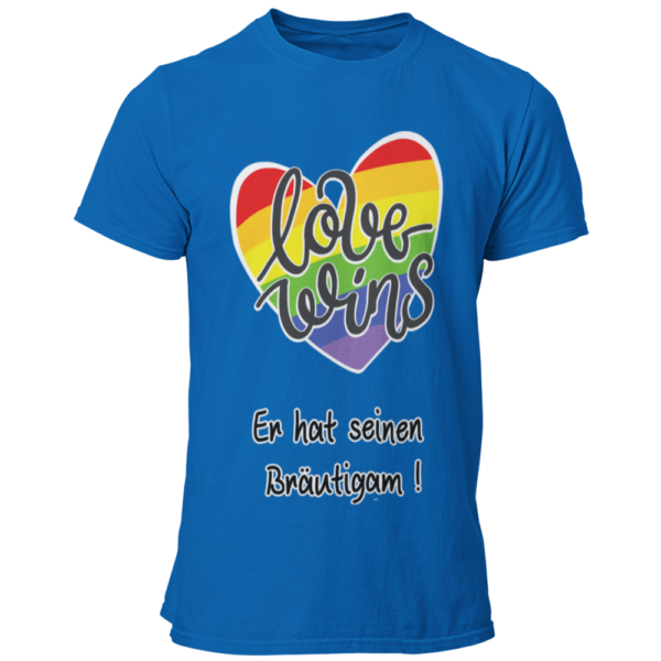 Das JGA T-Shirt "Love wins" mit einem bunten Regenbogenherz und dem Schriftzug „Er hat ihn gefunden“ feiert schwule Liebe. Es bietet angenehmen Tragekomfort und eine gute Passform, perfekt für die Feierlichkeiten. In verschiedenen Farben erhältlich, ist es ideal für einen farbenfrohen Junggesellenabschied.