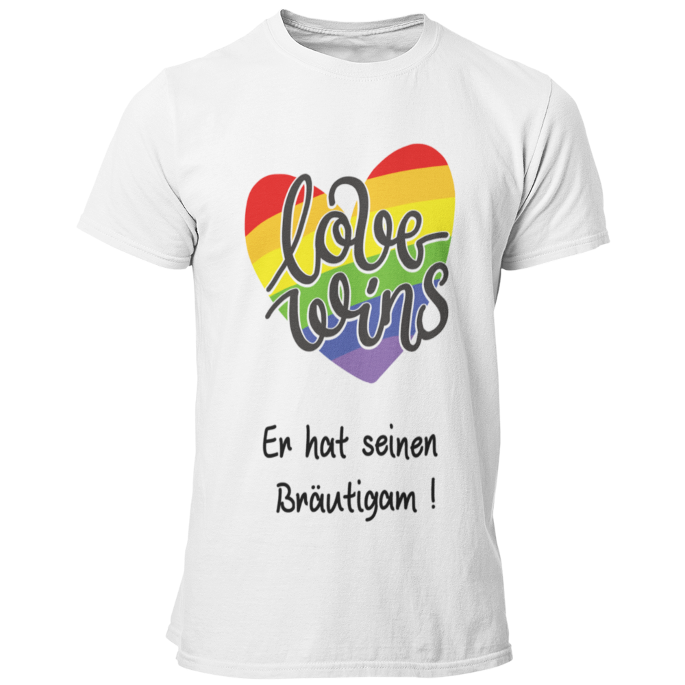 Das JGA T-Shirt "Love wins" mit einem bunten Regenbogenherz und dem Schriftzug „Er hat ihn gefunden“ feiert schwule Liebe. Es bietet angenehmen Tragekomfort und eine gute Passform, perfekt für die Feierlichkeiten. In verschiedenen Farben erhältlich, ist es ideal für einen farbenfrohen Junggesellenabschied.