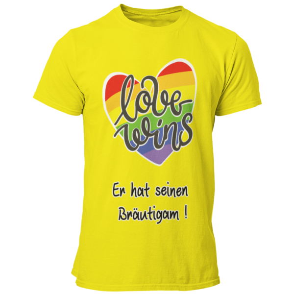 Das JGA T-Shirt "Love wins" mit einem bunten Regenbogenherz und dem Schriftzug „Er hat ihn gefunden“ feiert schwule Liebe. Es bietet angenehmen Tragekomfort und eine gute Passform, perfekt für die Feierlichkeiten. In verschiedenen Farben erhältlich, ist es ideal für einen farbenfrohen Junggesellenabschied.